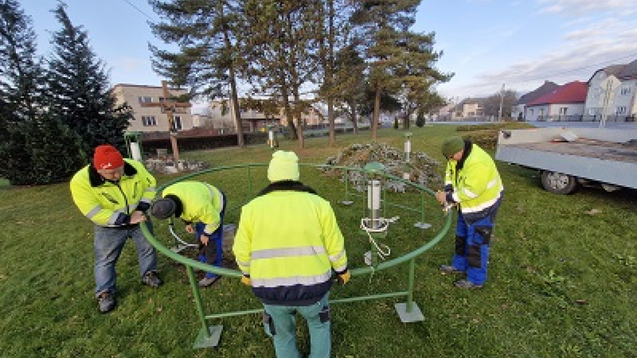 Príprava adventného venca pracovníkmi obecného úradu Príprava adventného venca pracovníkmi obecného úradu